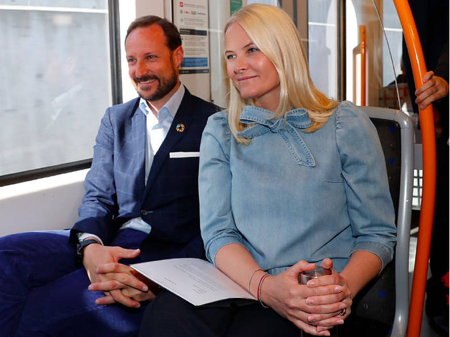 Mette-Marit y Haakon en el 'metro literario'. (Casa Real de Noruega)