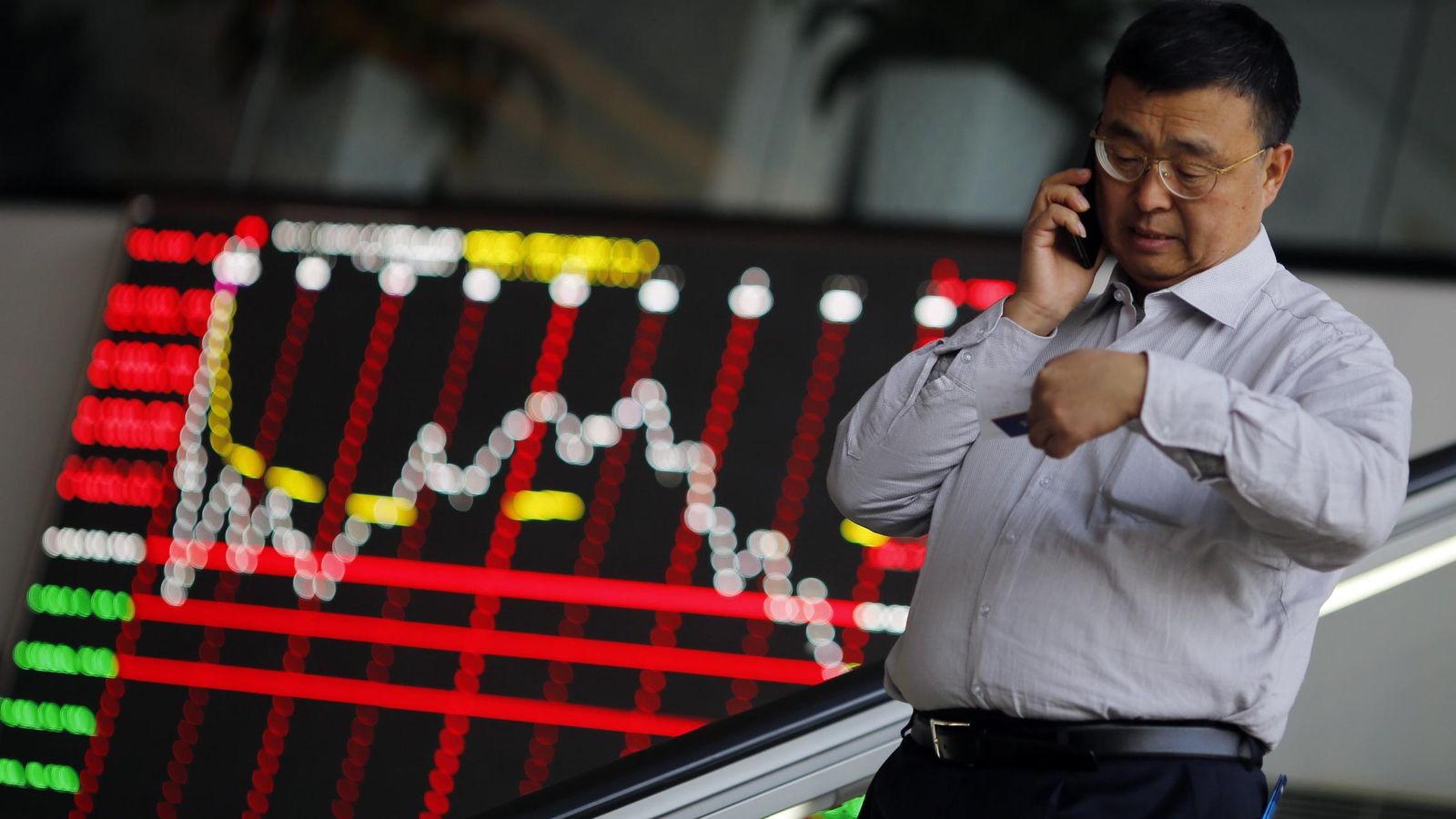 Foto: Un hombre habla por teléfono en la Bolsa de Shanghai. (Reuters)
