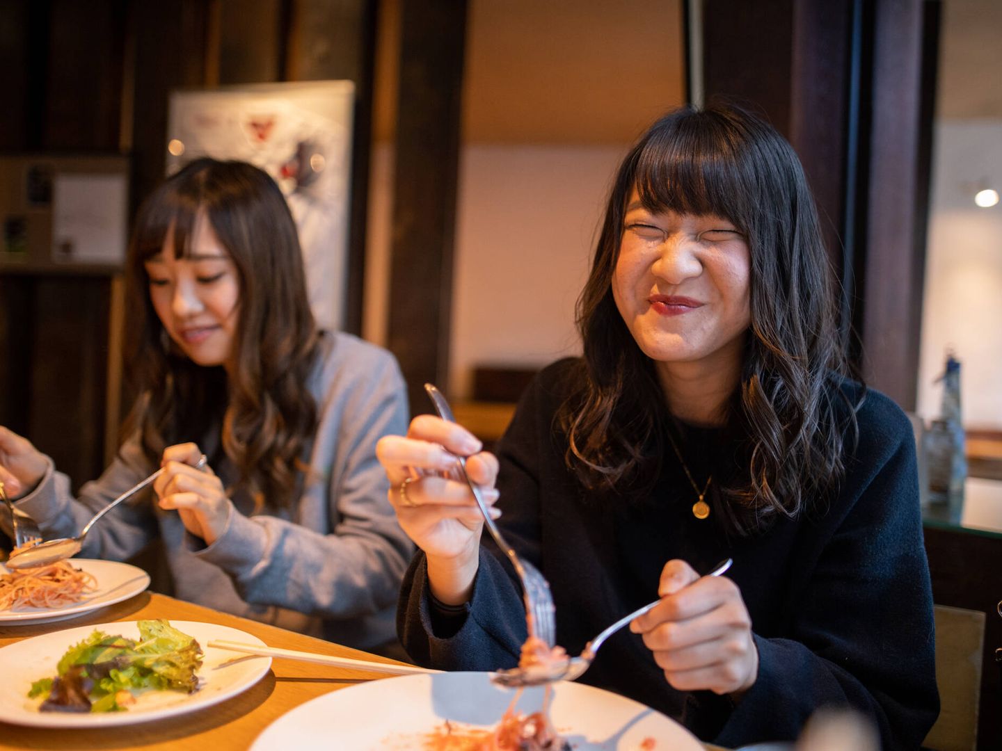 Dos chicas japonesas comiendo (iStock)