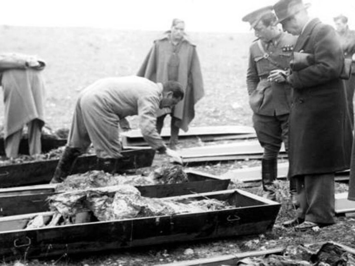 Foto: Exhumación de cadáveres de Soto de la Aldovea para su traslado a Paracuellos.
