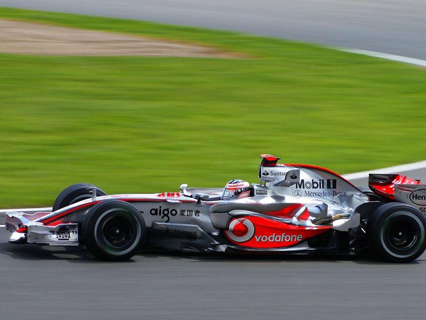 Alonso durante su etapa en McLaren en 2007 con el MP4-22