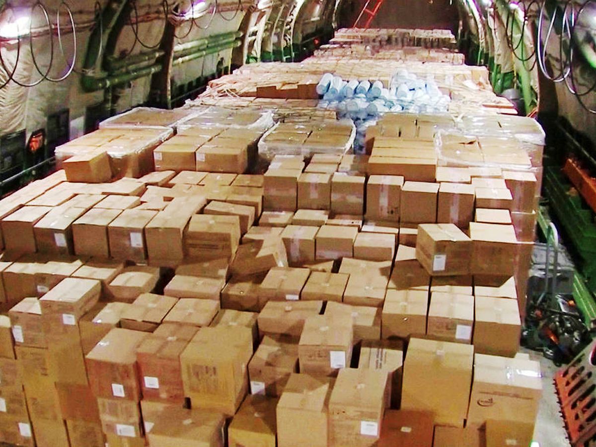 Foto: Cajas con suministros médicos son transportadas desde China a Rusia. (Reuters)