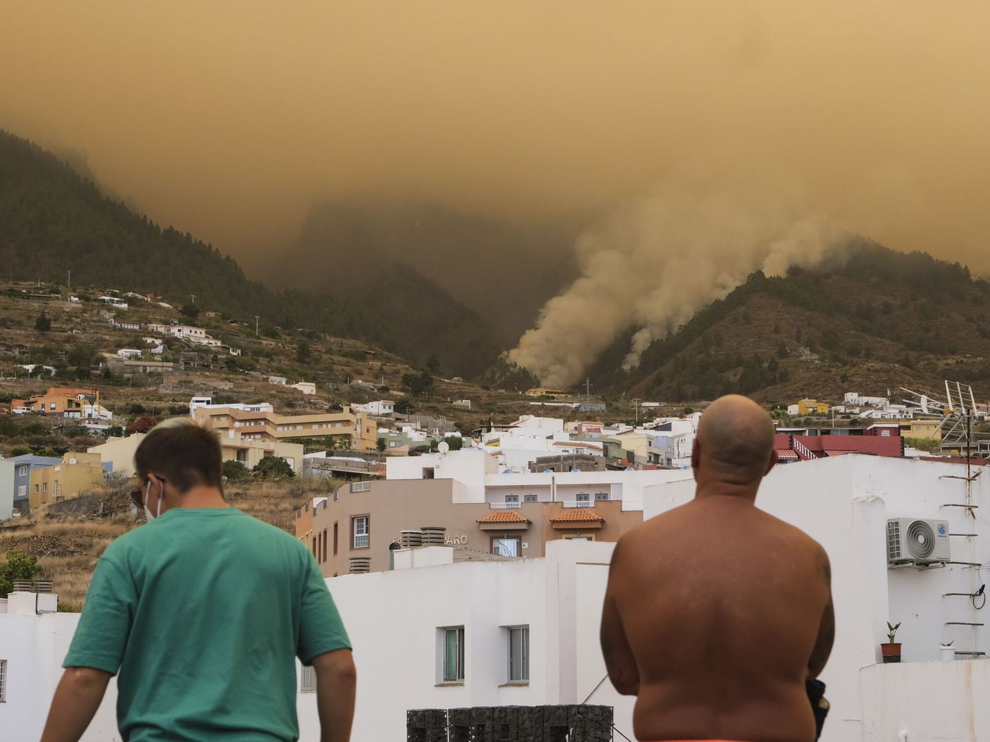 El incendio de Tenerife sigue descontrolado, con muchas vertientes y un comportamiento muy dinámico. (EFE/Alberto Valdés) 