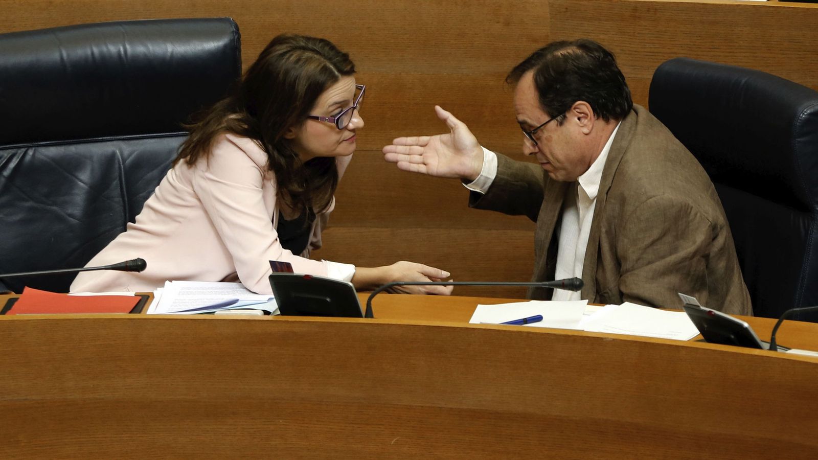 Foto: El conseller de Hacienda, Vicent Soler, habla con la vicepresidenta valenciana Mónica Oltra. (EFE)