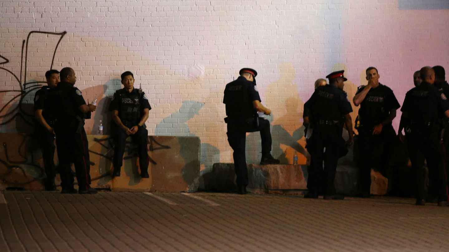 Varios policías junto a la zona en la que se ha producido el tiroteo en Toronto, Canada. (Reuters)