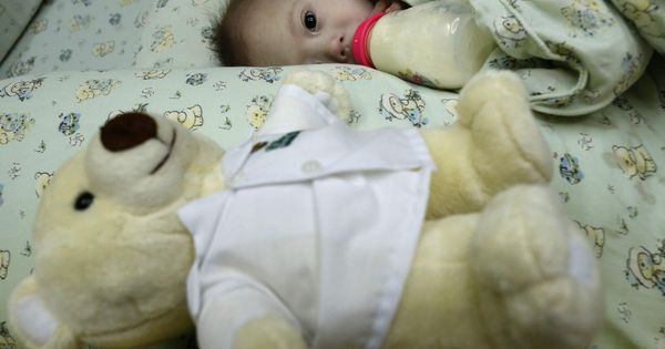 Foto: Alimentaban al bebé con miel mezclada con zumo dos veces al día (EFE/Rungroj Yongrit)