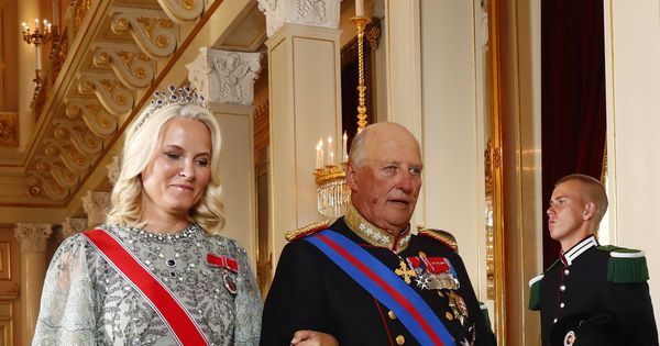 Foto: La princesa Mette-Marit con el rey Harald. (Dana Press)