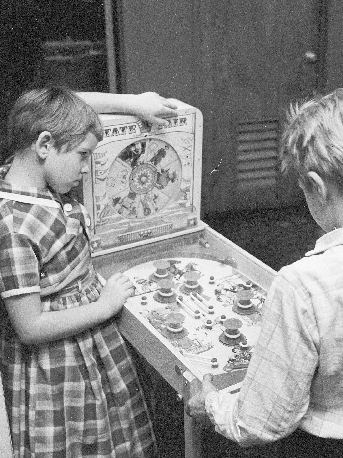 Dos niños juegan con una máquina de pinball en torno a 1955. (Getty/Three Lions/Vecchio)