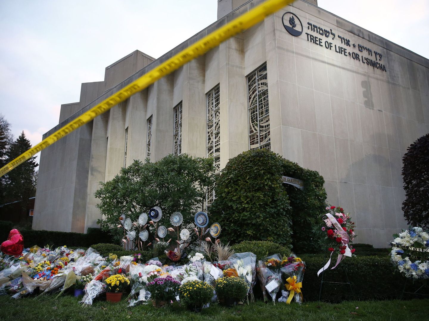 Ofrenda floral dos días después de un tiroteo masivo, en Pittsburgh. (EFE)