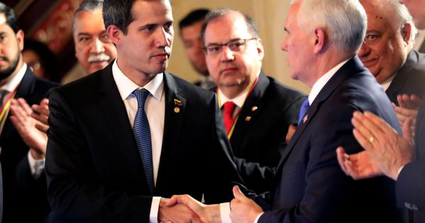 Foto: Mike Pence saluda a Juan Guaidó durante la cumbre del Grupo de Lima celebrada en Bogotá. (EFE)