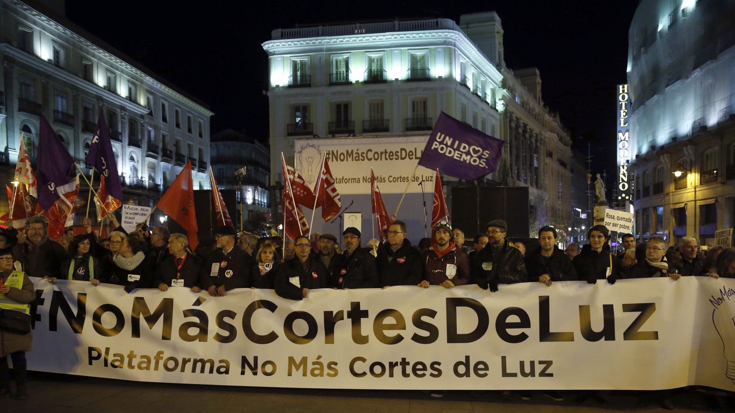 Manifestación de la plataforma #NoMásCortesDeLuz en Madrid. (EFE)