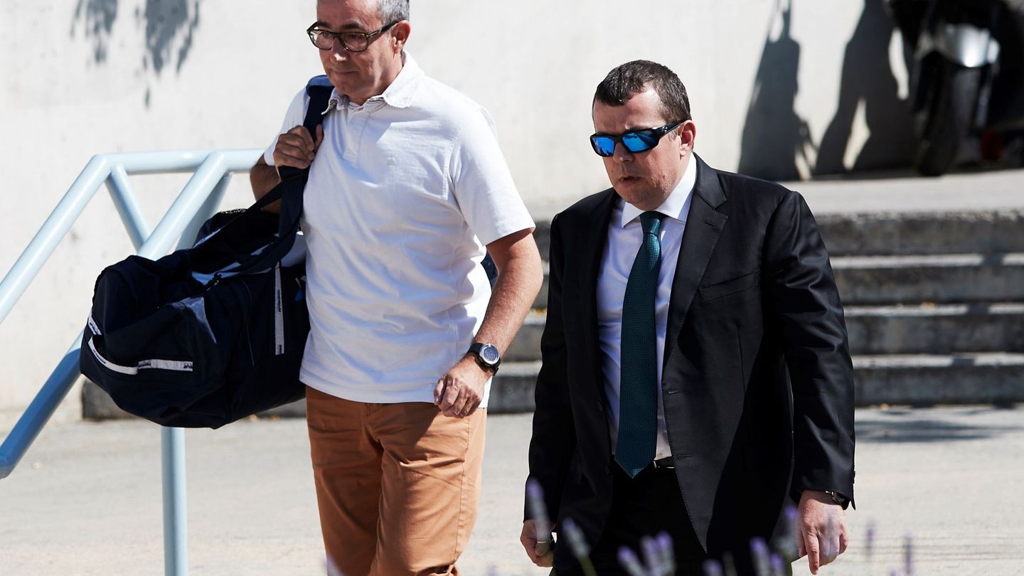 Diego Torres, acompañado de su abogado, Manuel González Peters, durante su ingreso en Can Brians 2. (EFE)