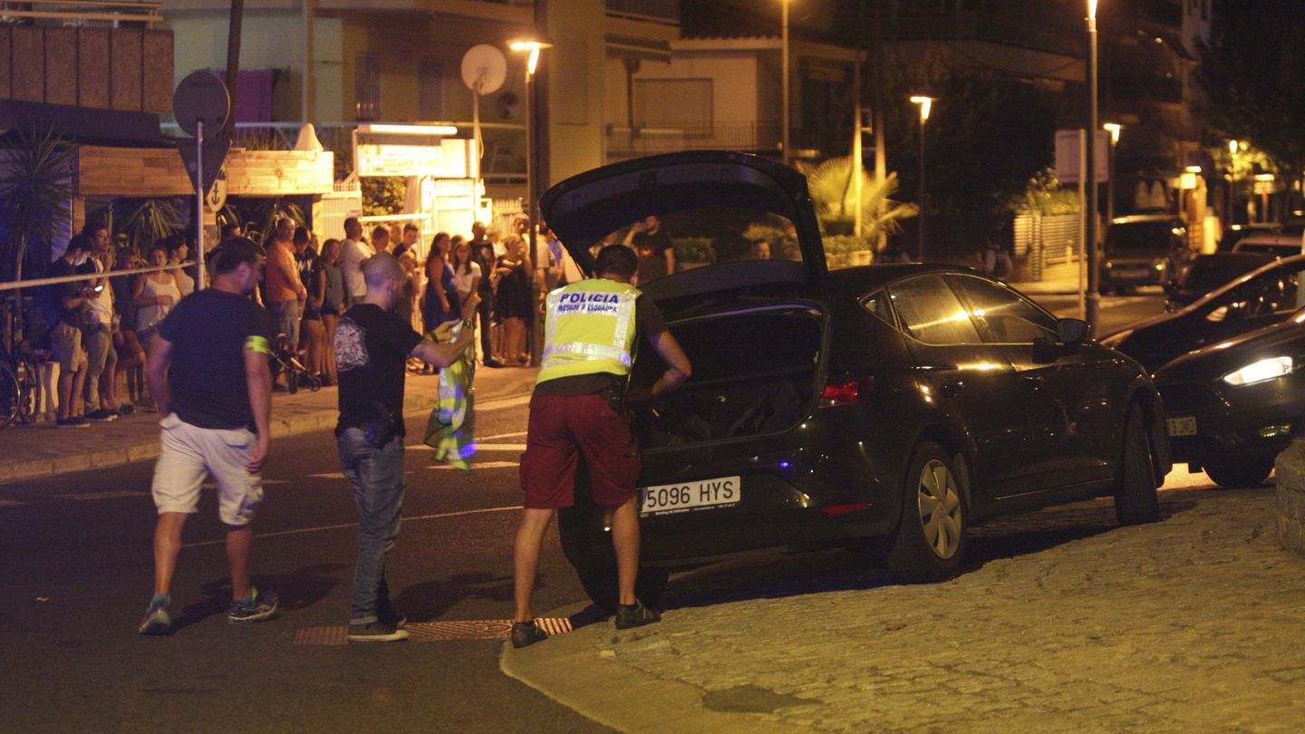 Un policía inspecciona un coche en Cambrils (Tarragona). EFE Jaume Sellart.