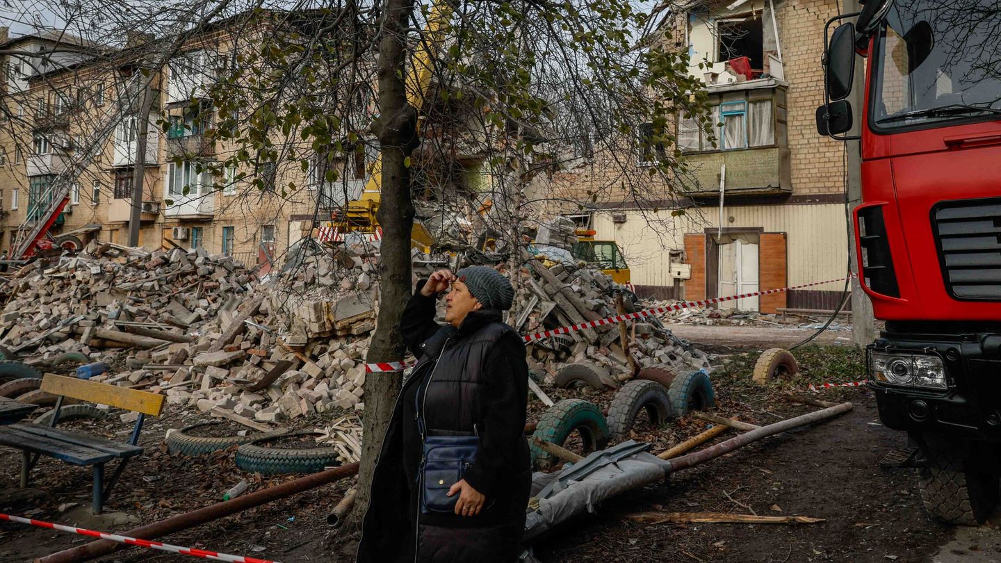 A local resident reacts at the site of a residential house heavily damaged by a Russian missile strike, amid Russia's attack on Ukraine, in the town of Selydove, Donetsk region, Ukraine November 15, 2023. REUTERS Alina Smutko