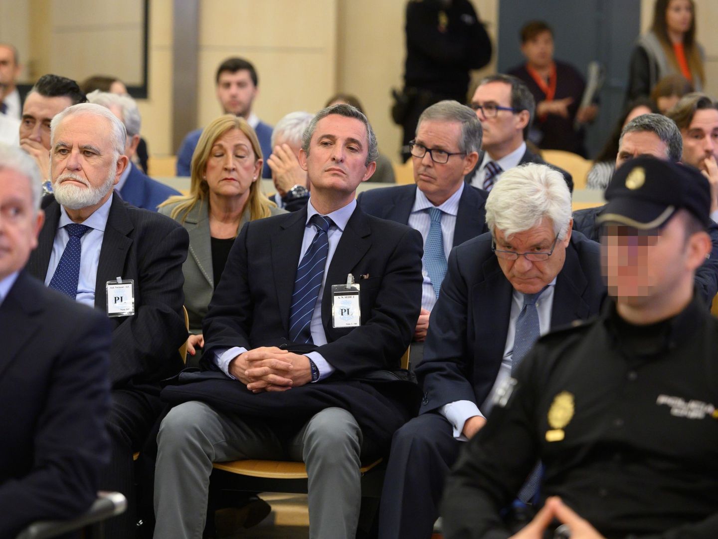 En el centro, Pedro García; a su derecha, Juan Cotino, ya fallecido. Ramón Blanco Balín, a la izquierda del exdirector general de RTVV en el juicio en la Audiencia. (EFE)