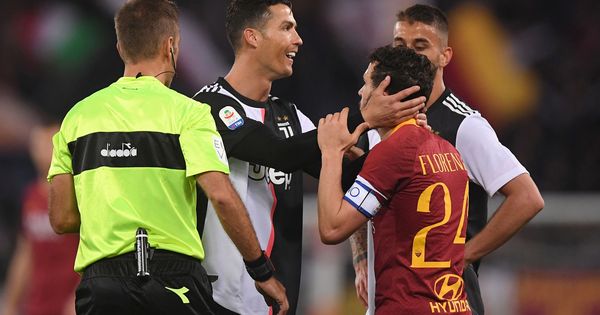 Foto: Cristiano Ronaldo agarra de la cabeza a Florenzi en el partido entre la Roma y la Juventus. (Efe)