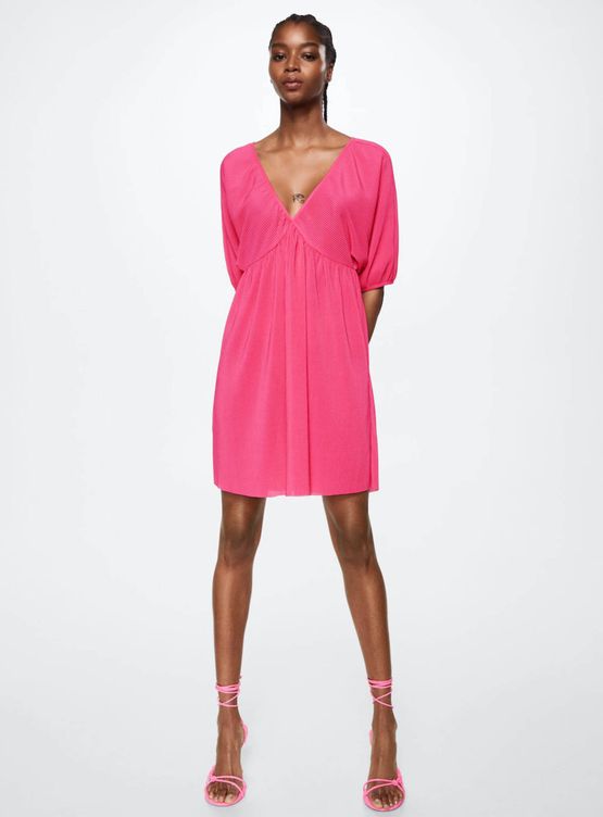 Vestido rosa corto de escote pico de Mango. (Cortesía)
