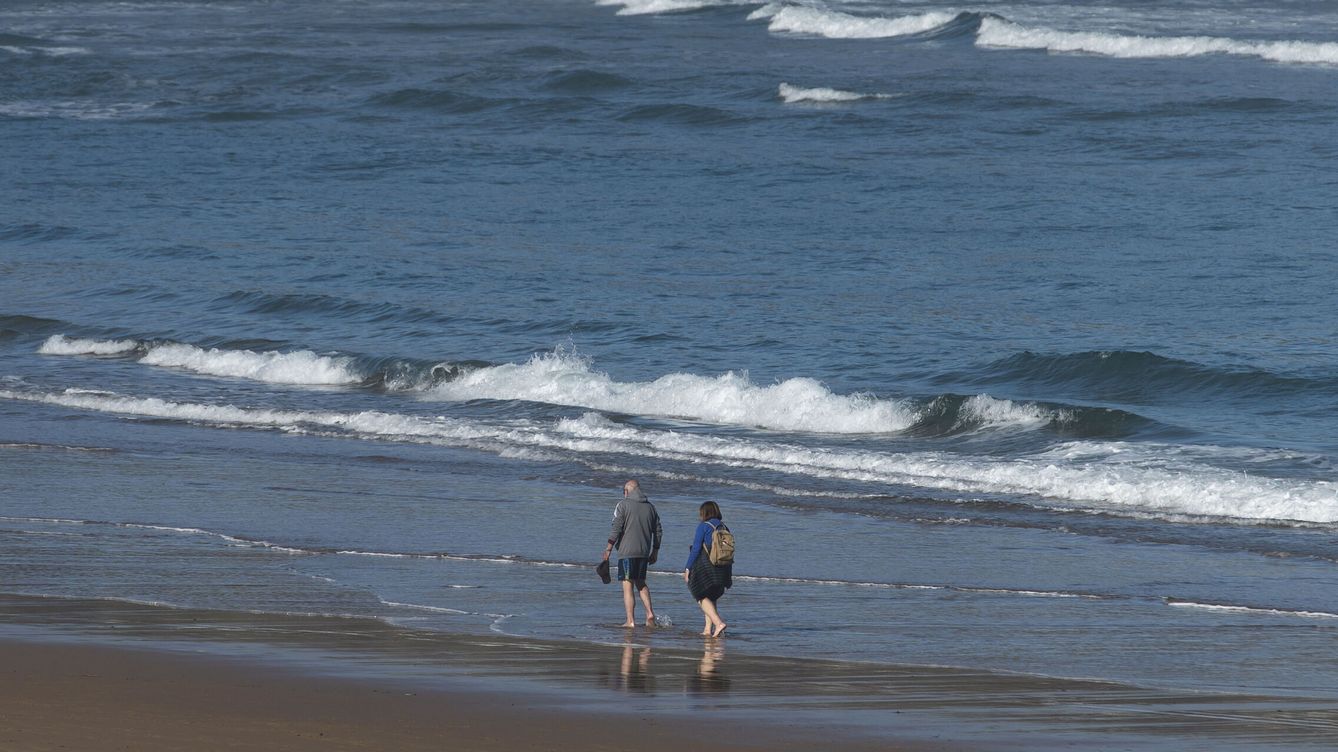 Caminar descalzo por la playa está lleno de beneficios: así te puede ayudar a mejorar tu salud