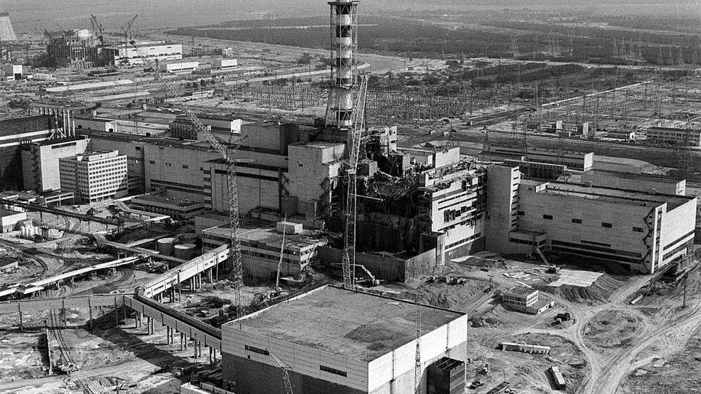 Vista aérea de la destrucción en la planta nuclear de Chernóbil (AFP)