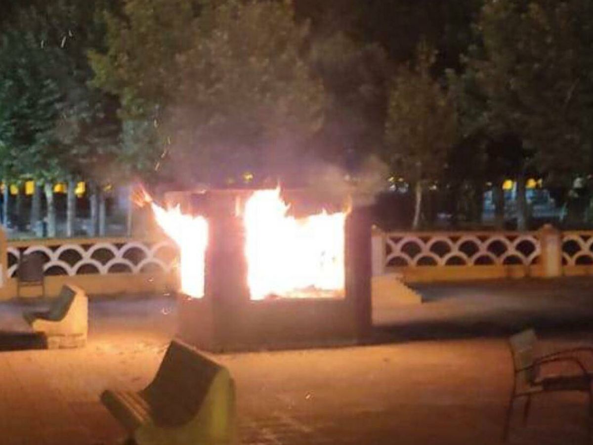 Foto: Momento en que la 'bibliocaseta' de Ciudad Rodrigo ardía. (Centro Social Aldea)