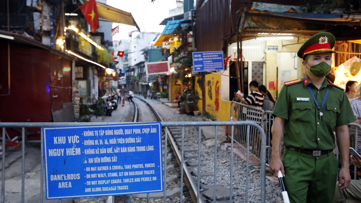 Hanoi cierra las cafeterías de su famosa calle del tren, la más fotografiada de la ciudad