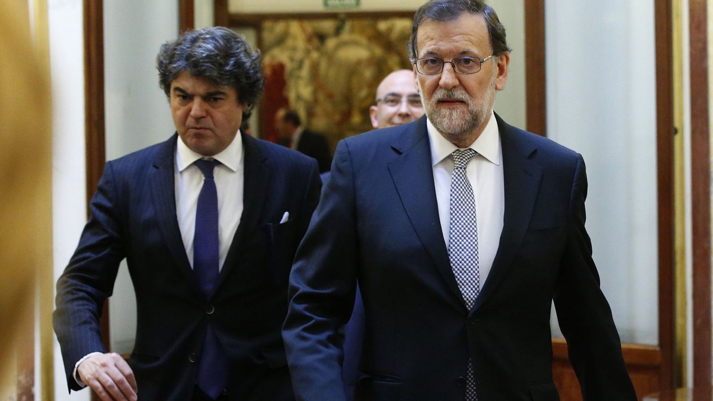 Jorge Moragas y el presidente del Gobierno, Mariano Rajoy. (EFE)