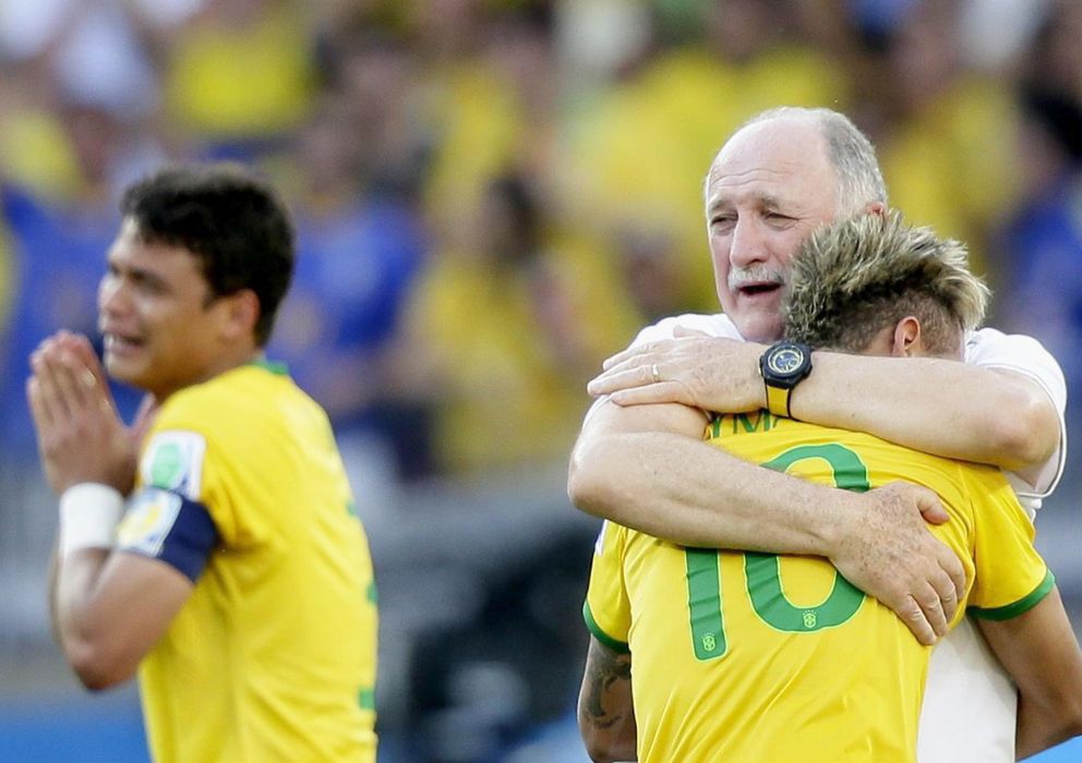 Foto: Neymar llora en los brazos de Scolari; al fondo, Thiago Silva también solloza tras pasar a cuartos de final.