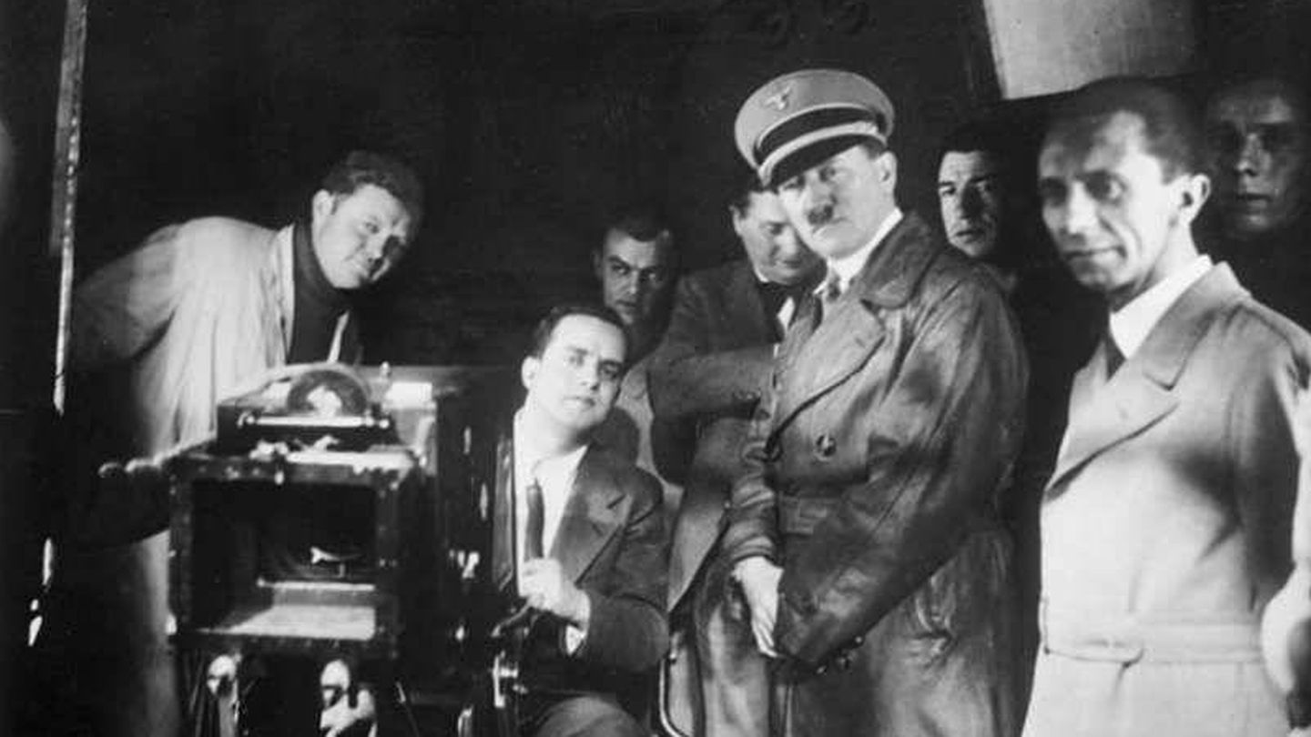 Hitler y Goebbels (a la derecha) en una visita a los UFA en 1935. (Wikimedia Commons)