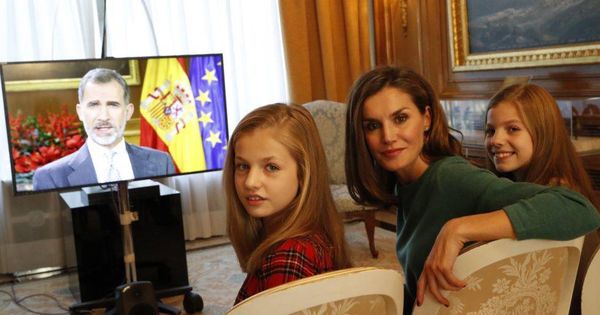Foto:  La Reina y sus hijas viendo el discurso de Felipe. (Casa Real)