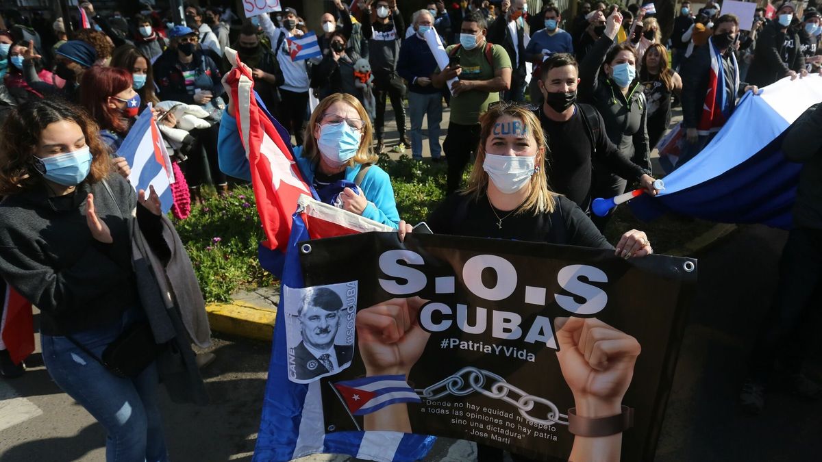 Enfrentamientos entre cientos de manifestantes cubanos en Santiago de Chile