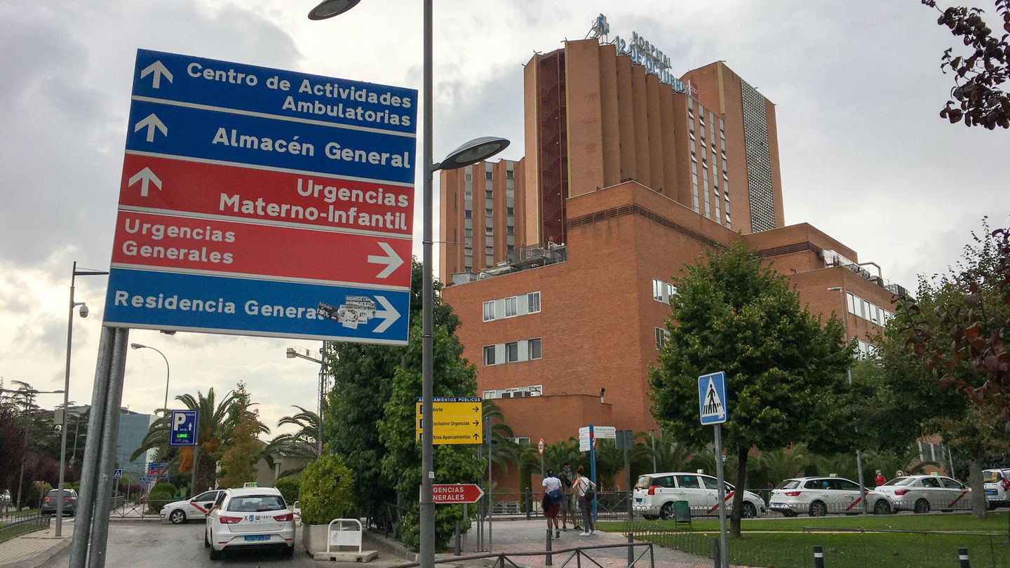 Exterior del Hospital Universitario 12 de Octubre, en Madrid. (D. B.)