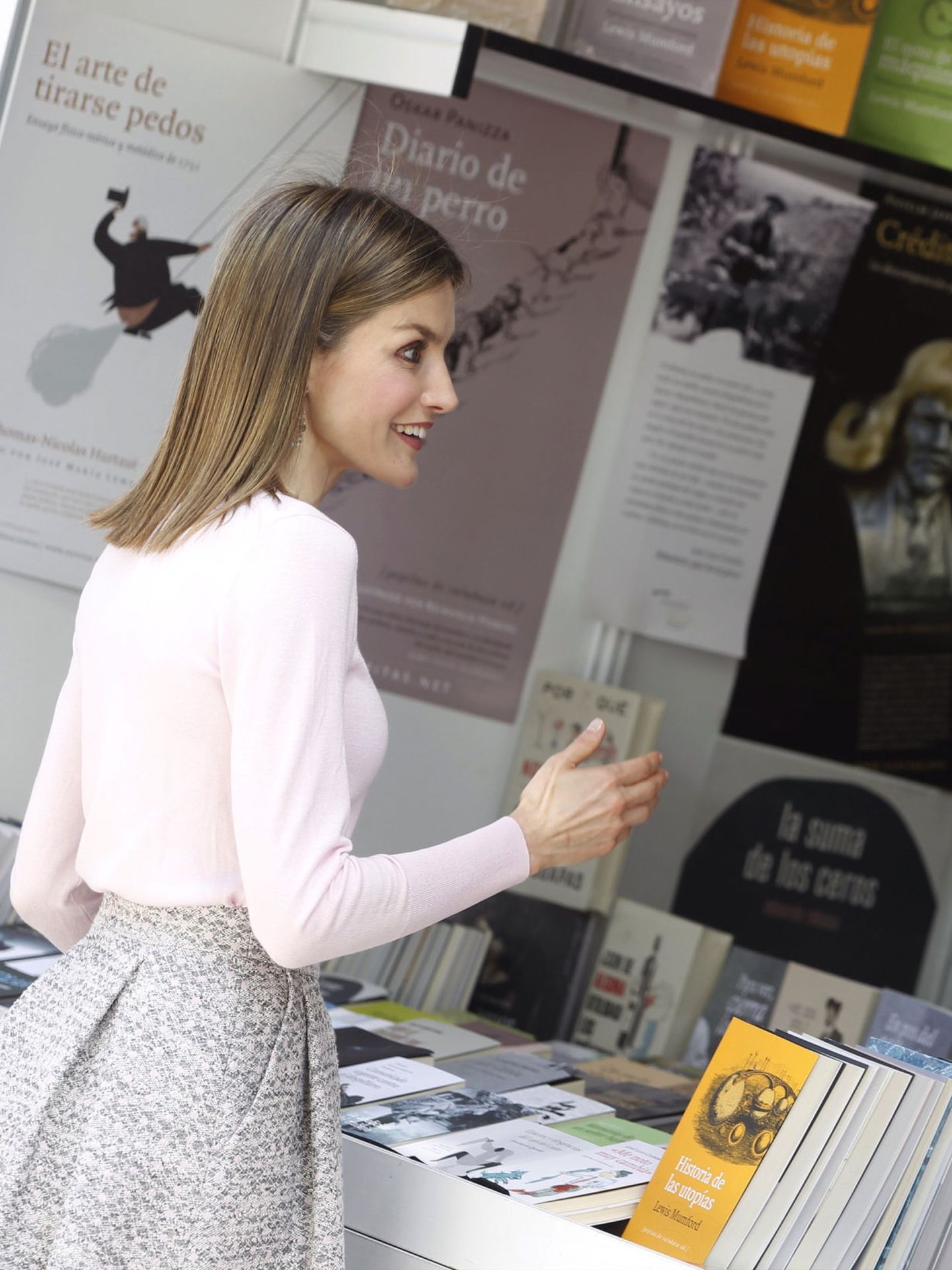 La reina Letizia, en una edición anterior de la Feria del Libro. (EFE)