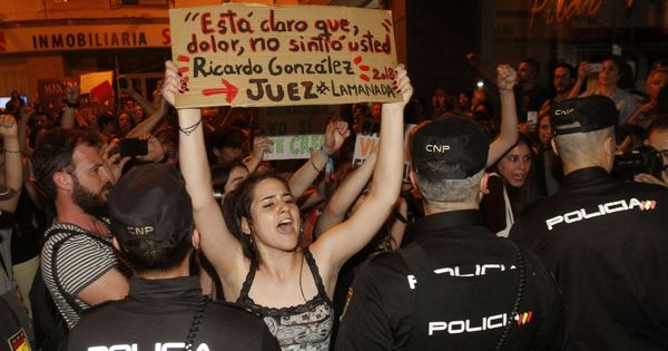 Foto: Una chica exhibe una pancarta tras la sentencia sobre La Manada. (EFE)