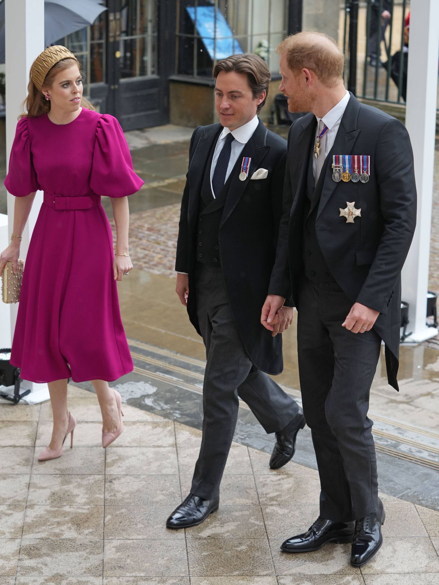 El príncipe Harry, con Beatriz y Edo Mapelli, durante la coronación del rey Carlos. (Getty)