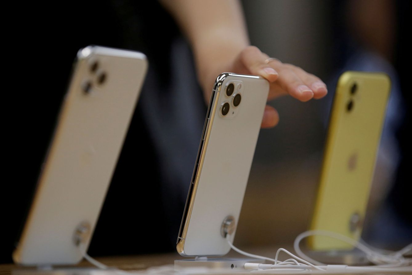 El iPhone 11 Pro, en el centro, junto a un iPhone 11 en color amarillo. (Reuters)