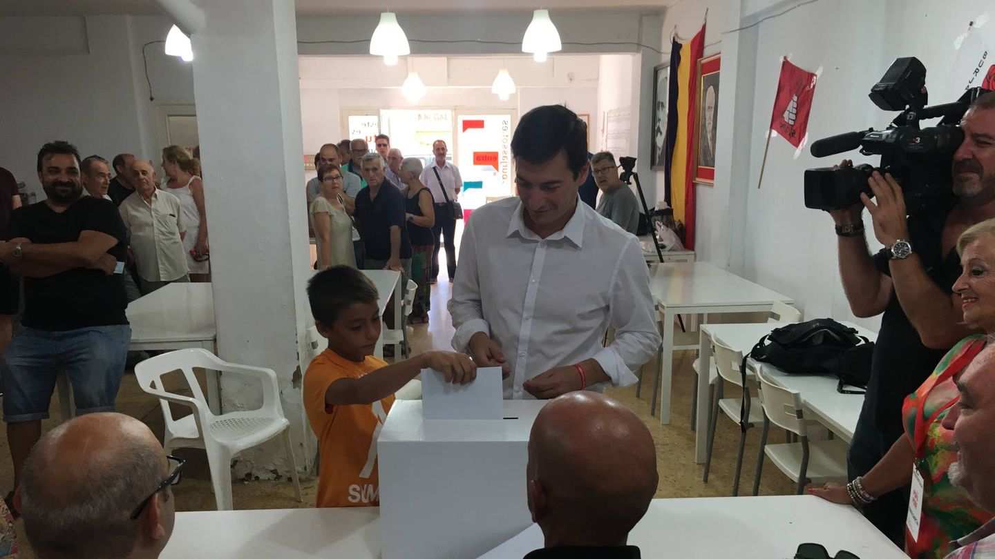 Rafa García vota en Burjassot, donde ha ganado con 134 votos sobre 11 de Puig.