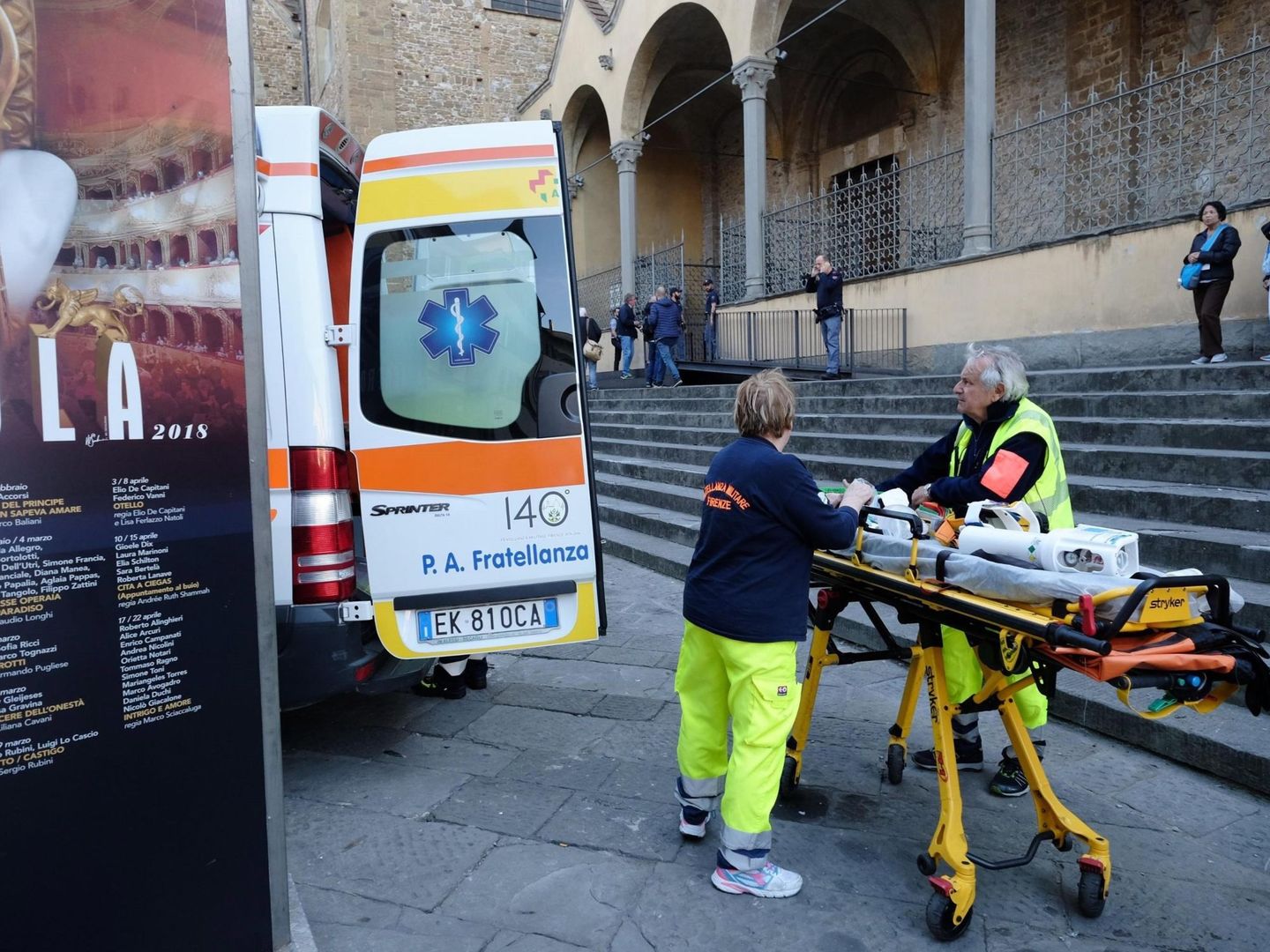 Un equipo sanitario traslada una camilla frente a la basílica de Santa Croce. (EFE)