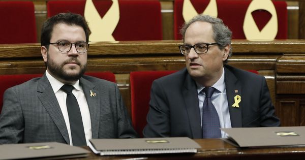 Foto: El 'conseller' de Economía, Pere Aragonès, junto al presidente de la Generalitat, Quim Torra, en el Parlament. (EFE)