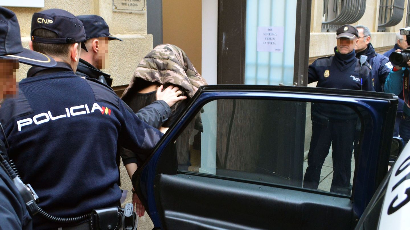 La Policía traslada a un acusado a los juzgados de Palencia. (EFE/A. Álvarez)