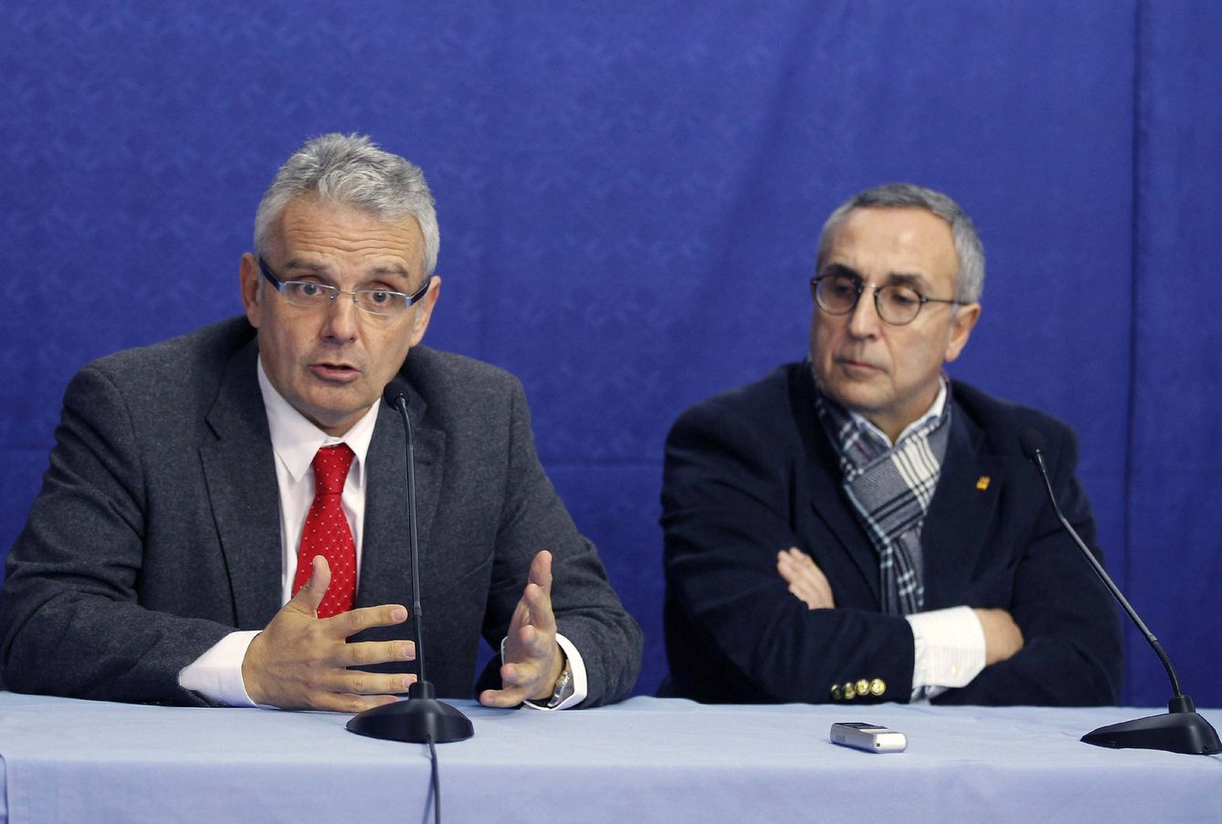José Luis Escañuela, acompañado por Alejandro Blanco. (EFE/Alberto Morante)  