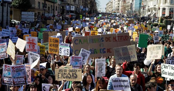 Foto: Estudiantes en la Puerta del Sol siguiendo la estela del movimiento Fridays For Future (EFE)