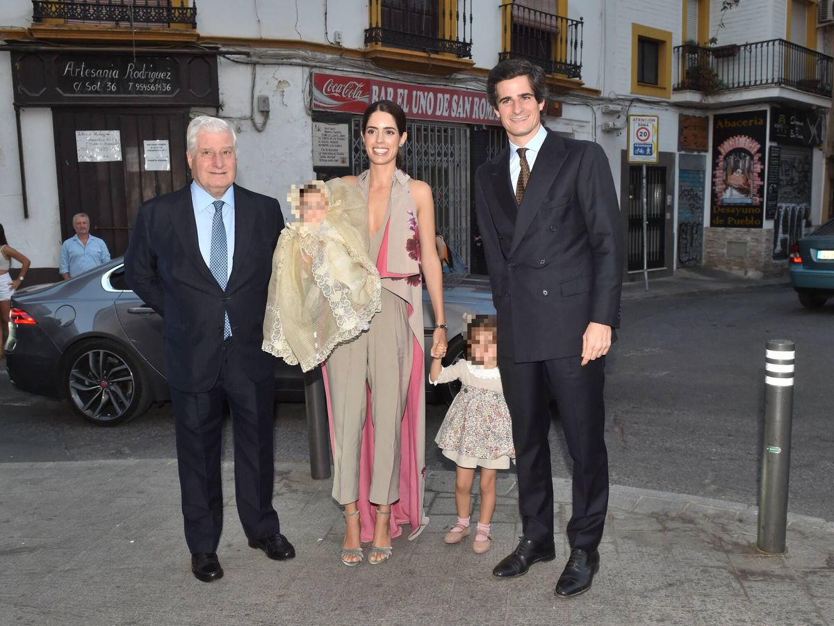 Foto: El duque de Alba, junto a su hijo, nuera y nietas. (LP)