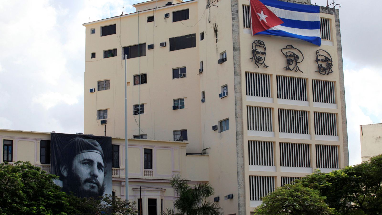 Foto: Una imagen de Castro en un edificio de La Habana. (Reuters)