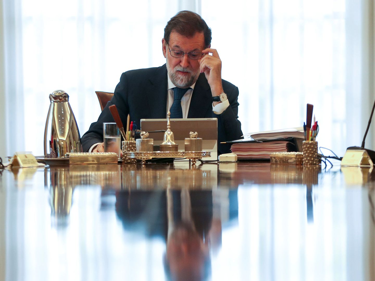 Mariano Rajoy en una reunión en Moncloa. (Reuters)