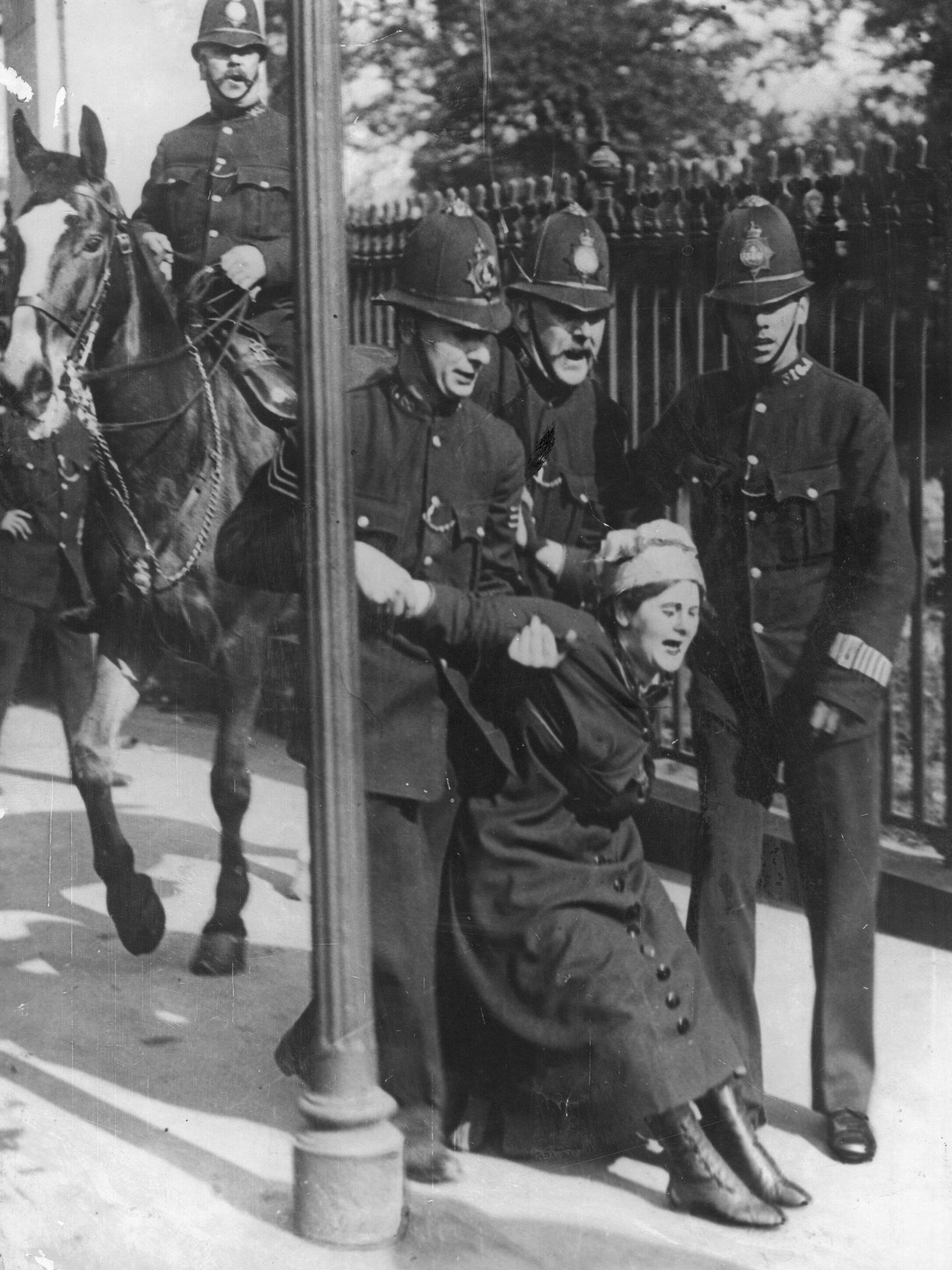 Mujer siendo detenida en Londres por la policía. (Getty/Hulton Archive)