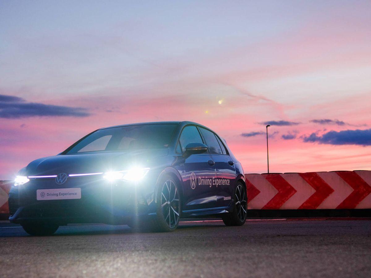 Volkswagen organiza por primera vez un curso de conducción nocturna... y aún hay plazas