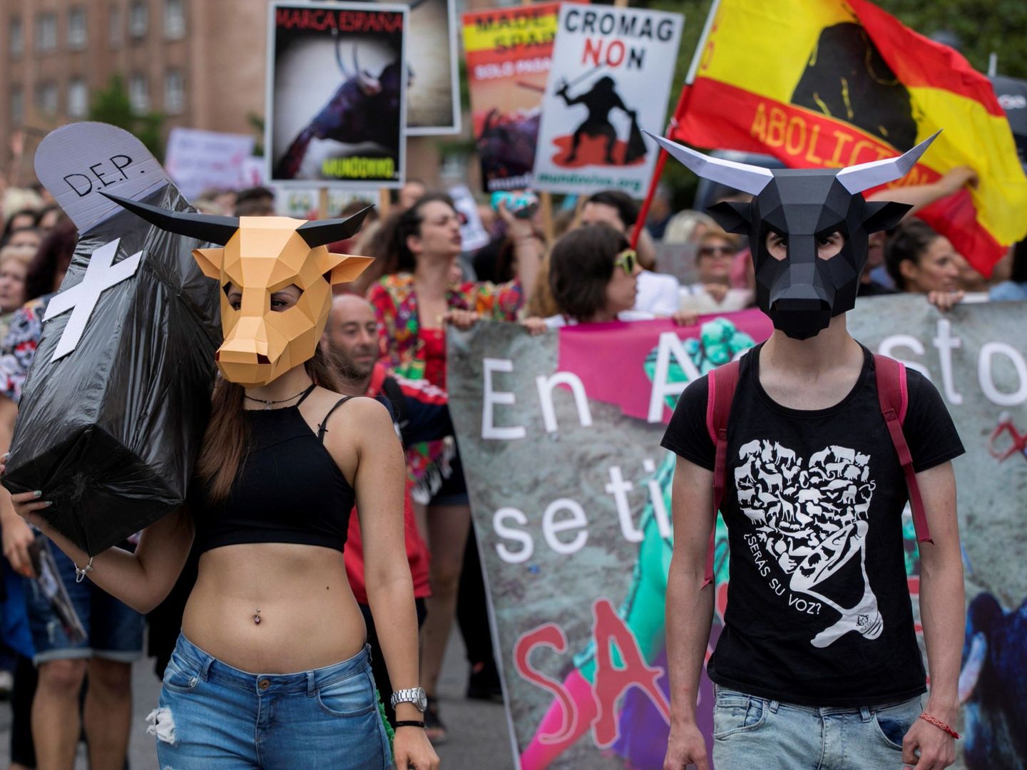 Protestas antitaurinas en la feria de Begoña, en Gijón. (EFE)