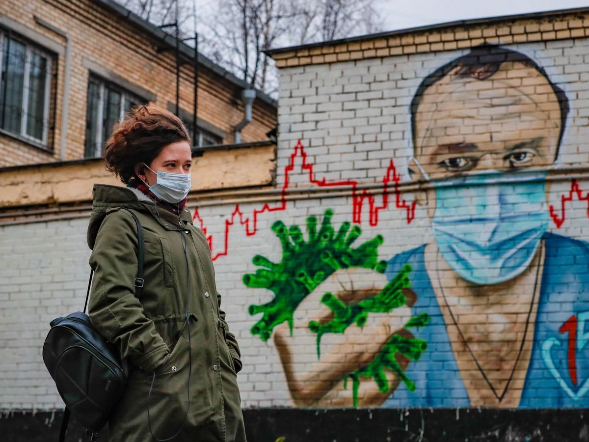 Foto: Una mujer camina por una calle de Moscú. (EFE)