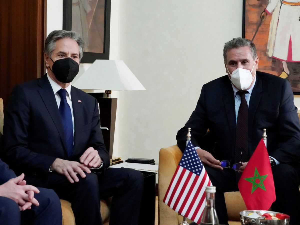 Foto: El secretario de Estado de EEUU, Antony Blinken, y el primer ministro marroquí, Aziz Akhannouch. (Reuters/Martin)