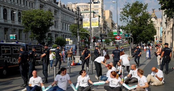 Foto: Activistas de Greenpeace cortan accesos al tráfico en Madrid central. (EFE)